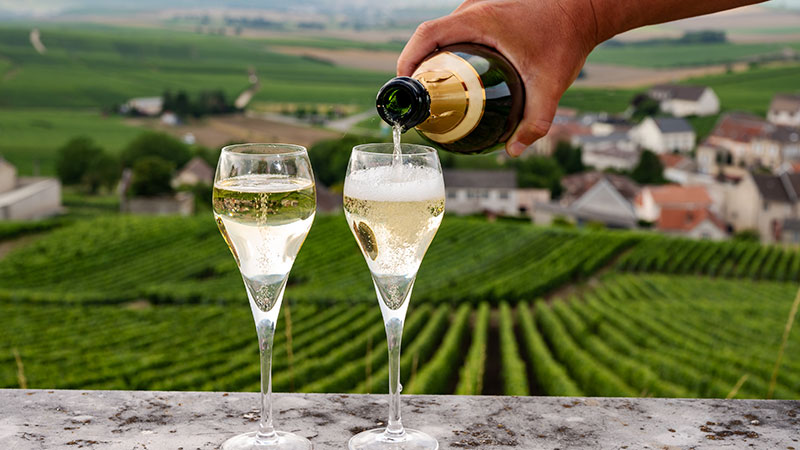 To glass champagne ved vingrd i Frankrike