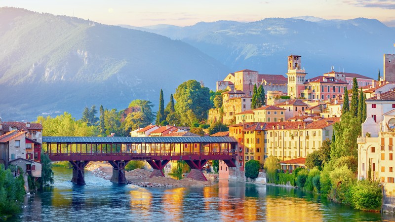 Brenta-elven ved Bassano del Grappa og Monte Grappa i bakgrunnen