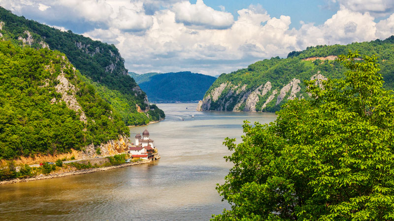 Donau renner gjennom den trange dalen som kalles jernporten.