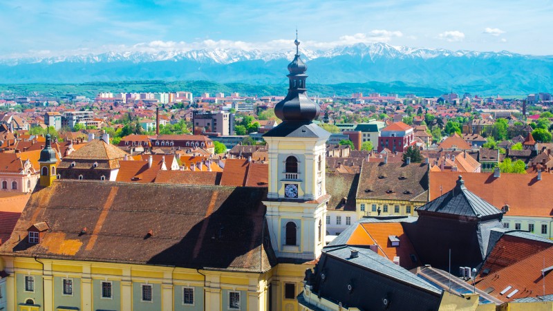 Sentrum i byen Sibiu, med fjellkjede i bakgrunnen