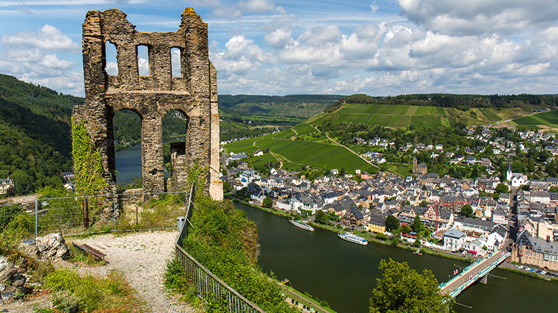 Gamle ruiner i Grevensburg. Utsikt over Mosel  og Traben-Trabach.