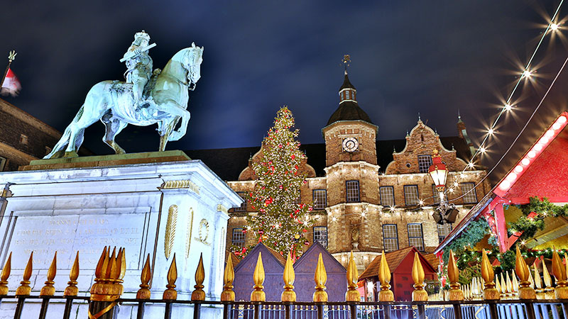 Julemarked med juletre i Dsseldorf. En statue av en mann p hest.