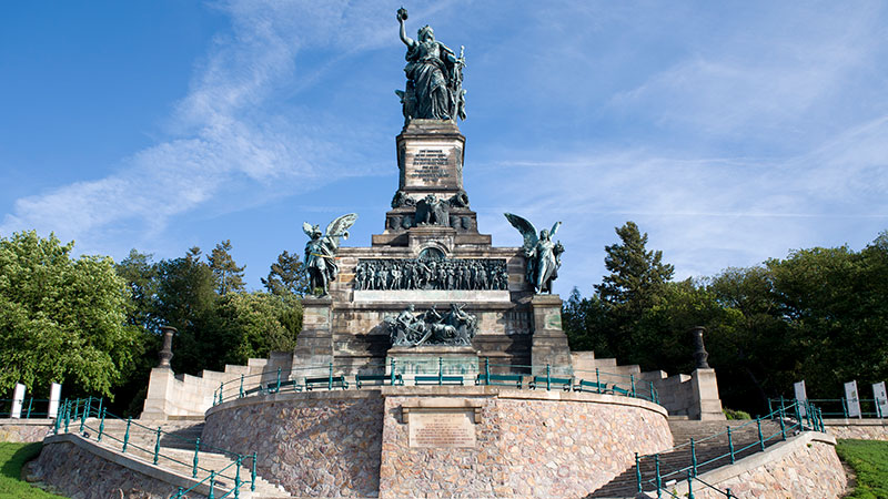 En stor statue med trapper rundt i Rdesheim.