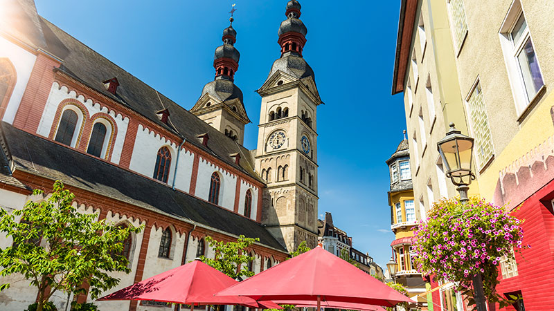 Kirke og gamle bygninger p en solskinnsdag i Koblenz.