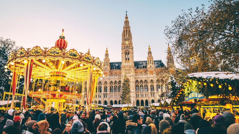 Karusell og mennesker p julemarked foran rdhuset i Wien