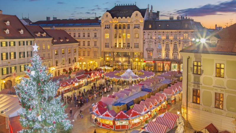 Julemarked i Bratislava i skumringen