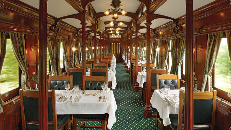 Vakker restaurantvogn p Rovos Rail