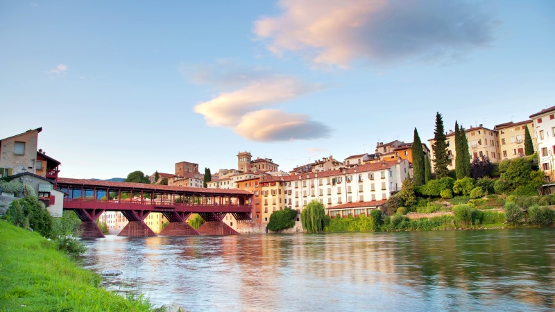 Bassano del Grappa og broen Ponte Vecchio over elven