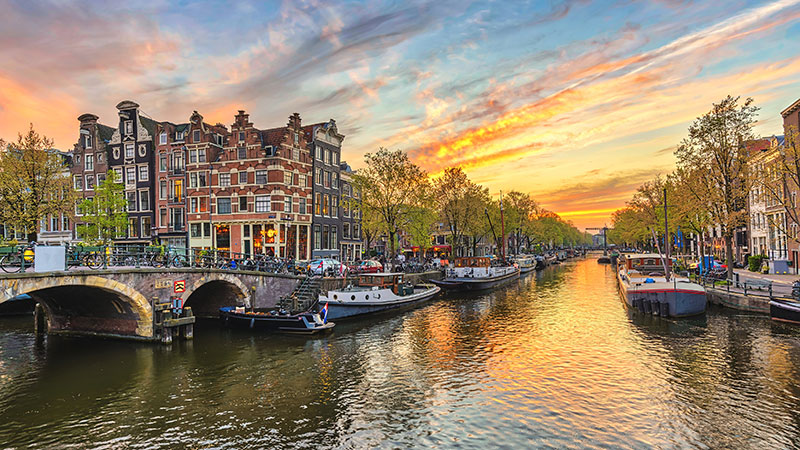 Amsterdam i solnedgang. Husbter p en av kanalane gjennom byen.