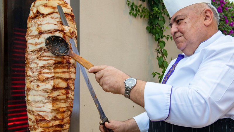 mann som griller kebab i restauranten 