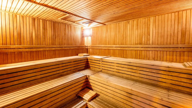 Sauna med benker og varme