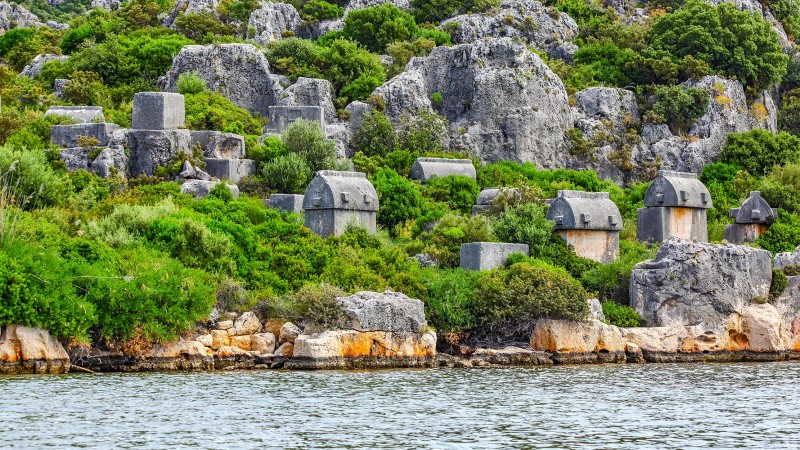 steinruiner av en gammel bosetting hvor mesteparten n er under vann 